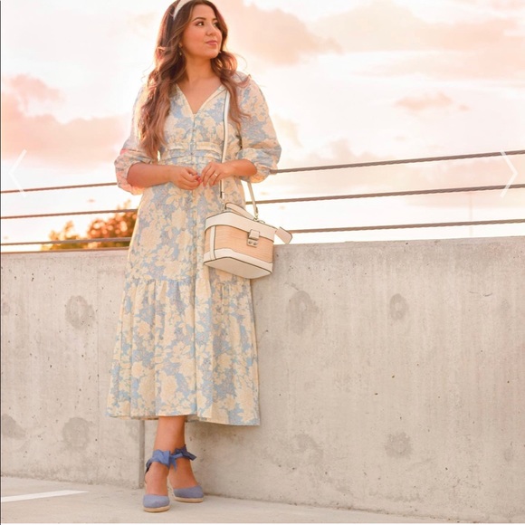Chicwish Dresses & Skirts - FLORAL V-NECK BUTTON DOWN FRILLING DRESS.